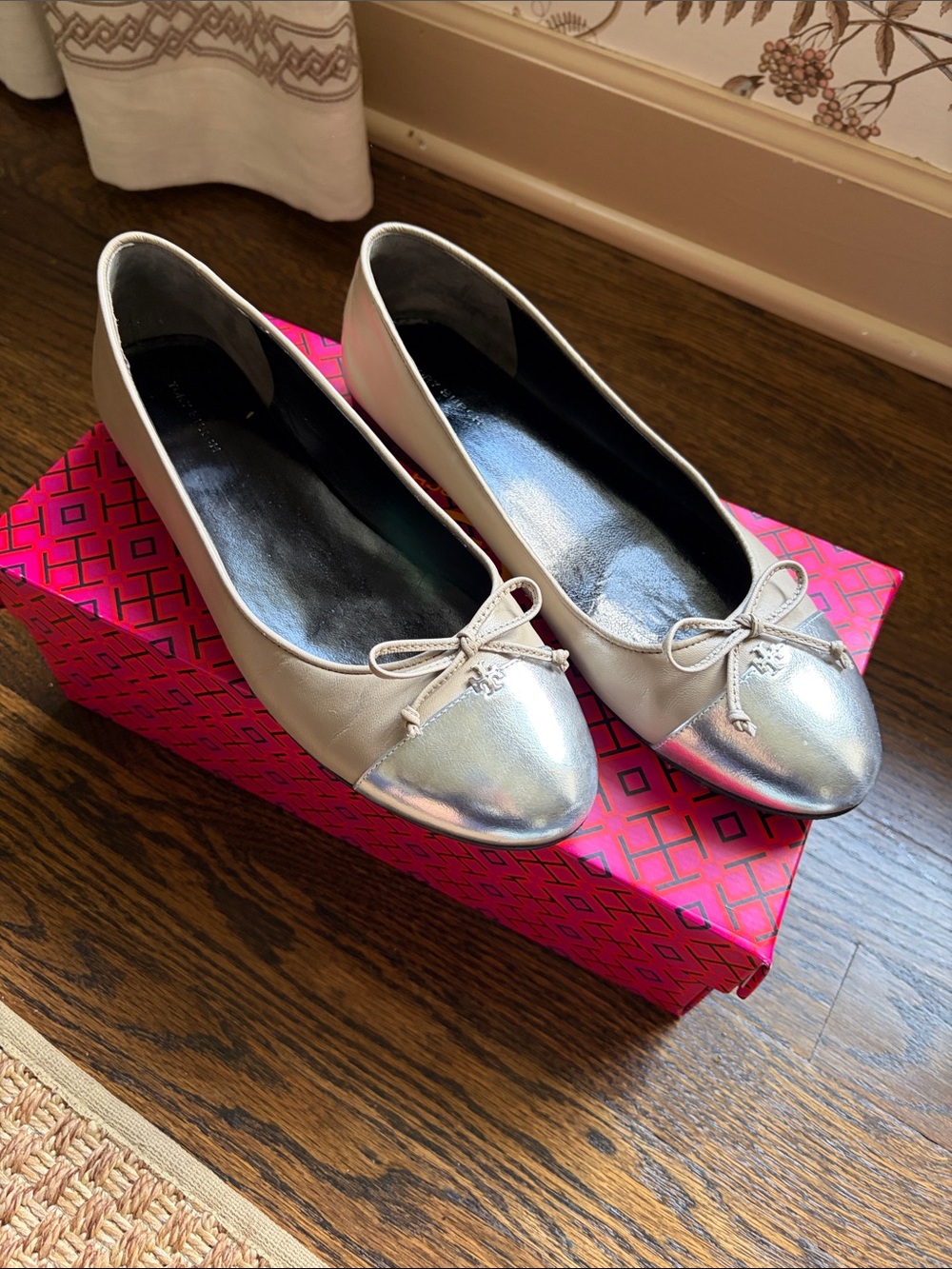 Tory Burch Women’s Silver-Tone Cap-Toe Ballet Flats 8.5 EUC